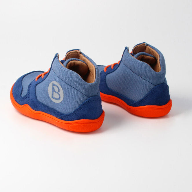 Barfußschuh für Kinder als Paar mit geschlossener Ferse und flexibler Sohle, Rückansicht.