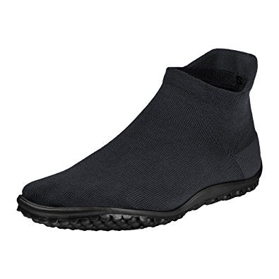 Barfußschuh mit geschlossener Zehenbox und geschlossenem Fersenbereich, elastischer Einstieg ohne Verschluss, flexible profilierte Sohle, Seitenansicht außen