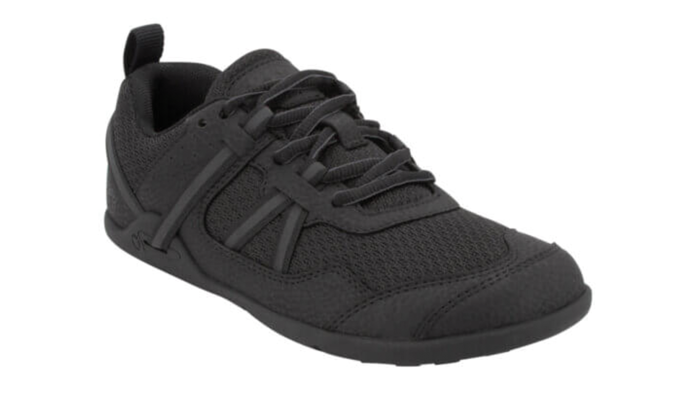 Barfußturnschuh für Kinder als einzelner Schuh, geschlossene Zehen, geschlossener Fersenbereich, schräge Vorderansicht.