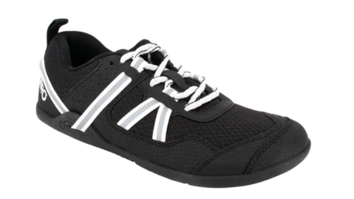 Barfußturnschuh für Kinder als einzelner Schuh, geschlossene Zehen, geschlossener Fersenbereich, schräge Vorderansicht.