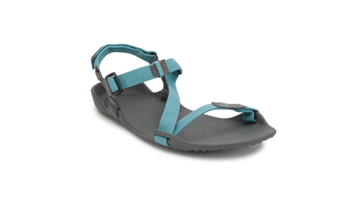 Barfußsandale, offene Zehen und offener Fersenbereich, Riemenkonstruktion mit verstellbaren Riemen, flexible Sohle, Einzelschuh, schräge Vorderansicht