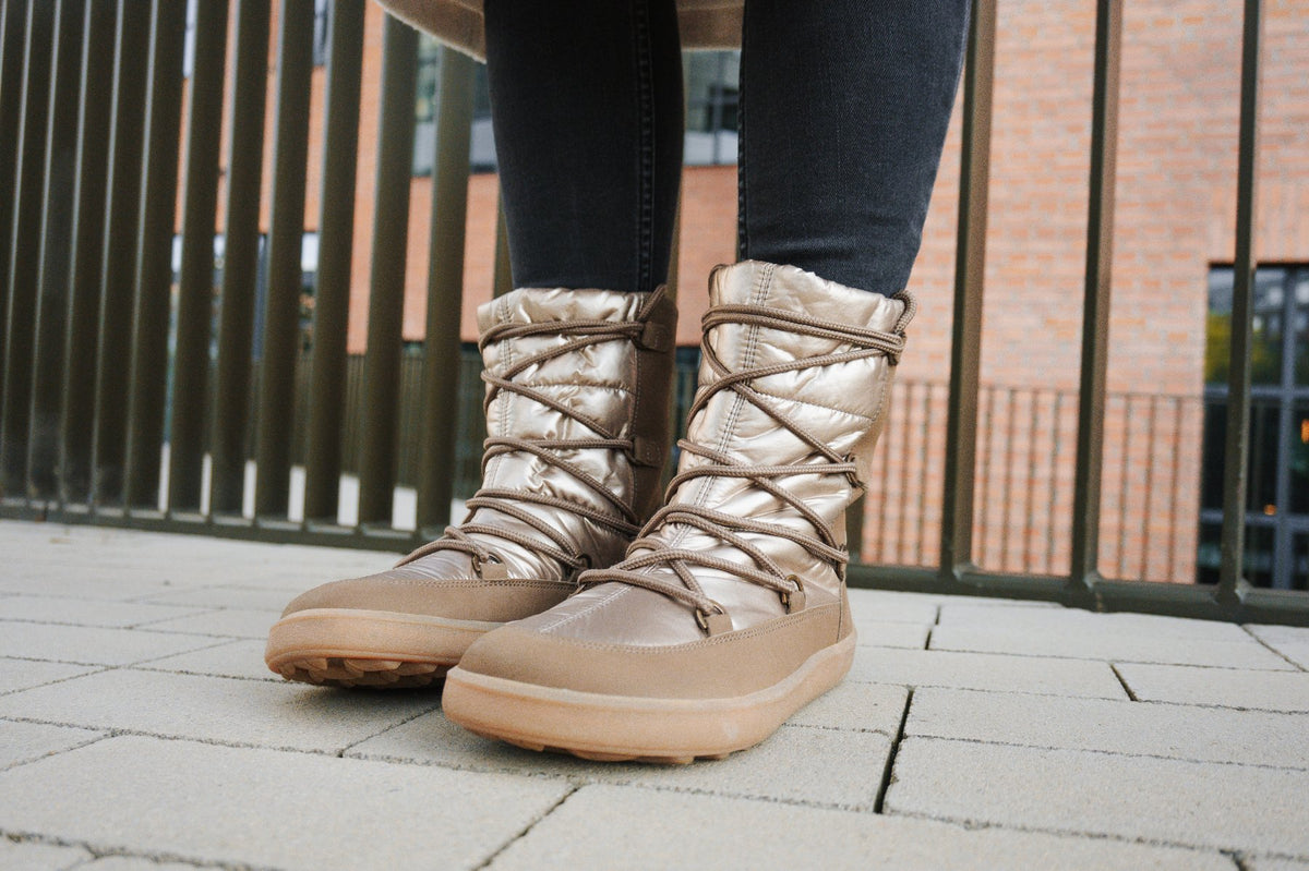 Barfußwinterstiefel für Erwachsene am Fuß getragen mit Schnürung und knöchelhohem Schaft, schräge Vorderansicht.