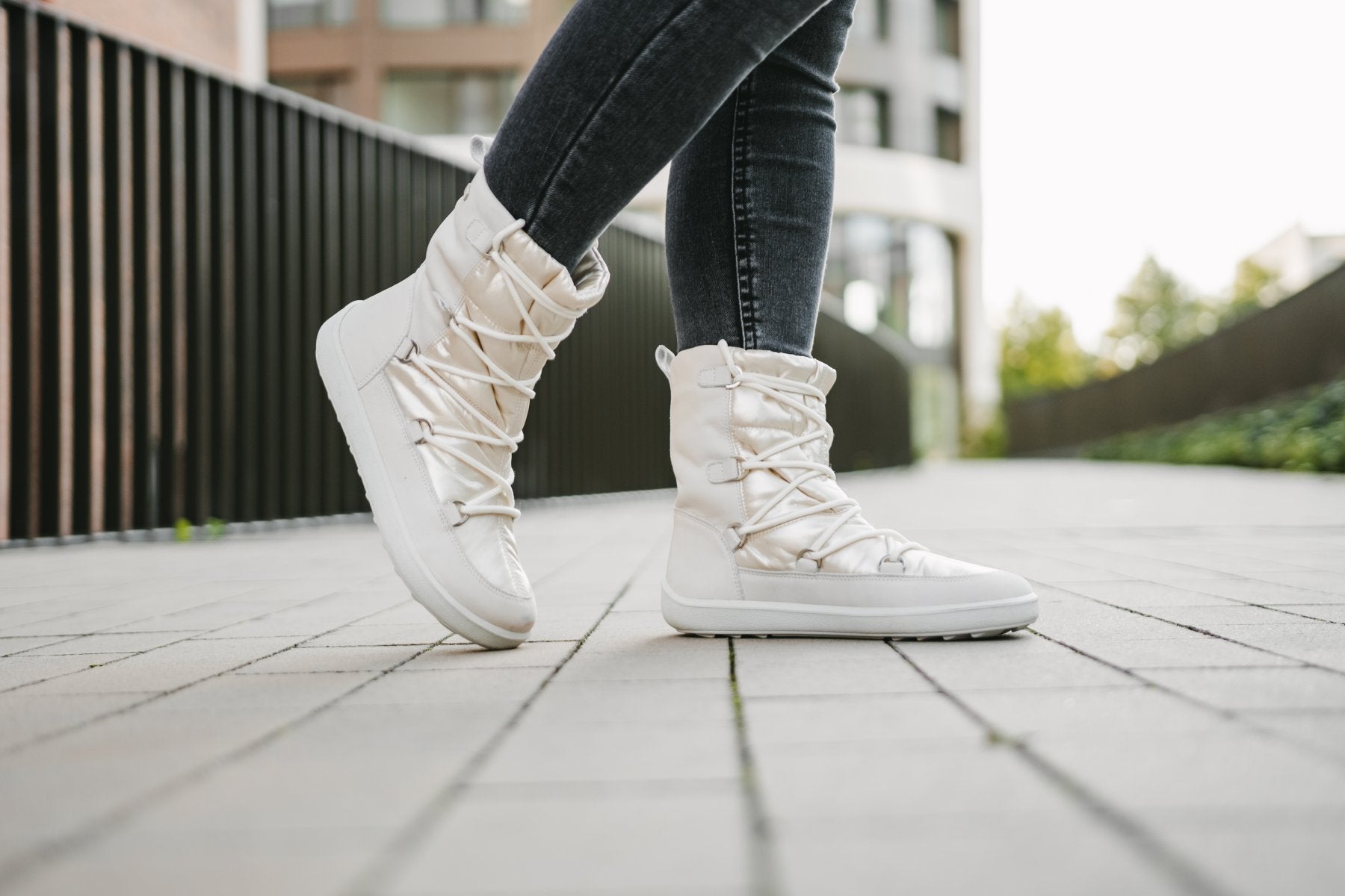 Barfußwinterstiefel für Erwachsene am Fuß getragen mit geschlossener Zehenbox und knöchelhohem Schaft, Seitenansicht außen.
