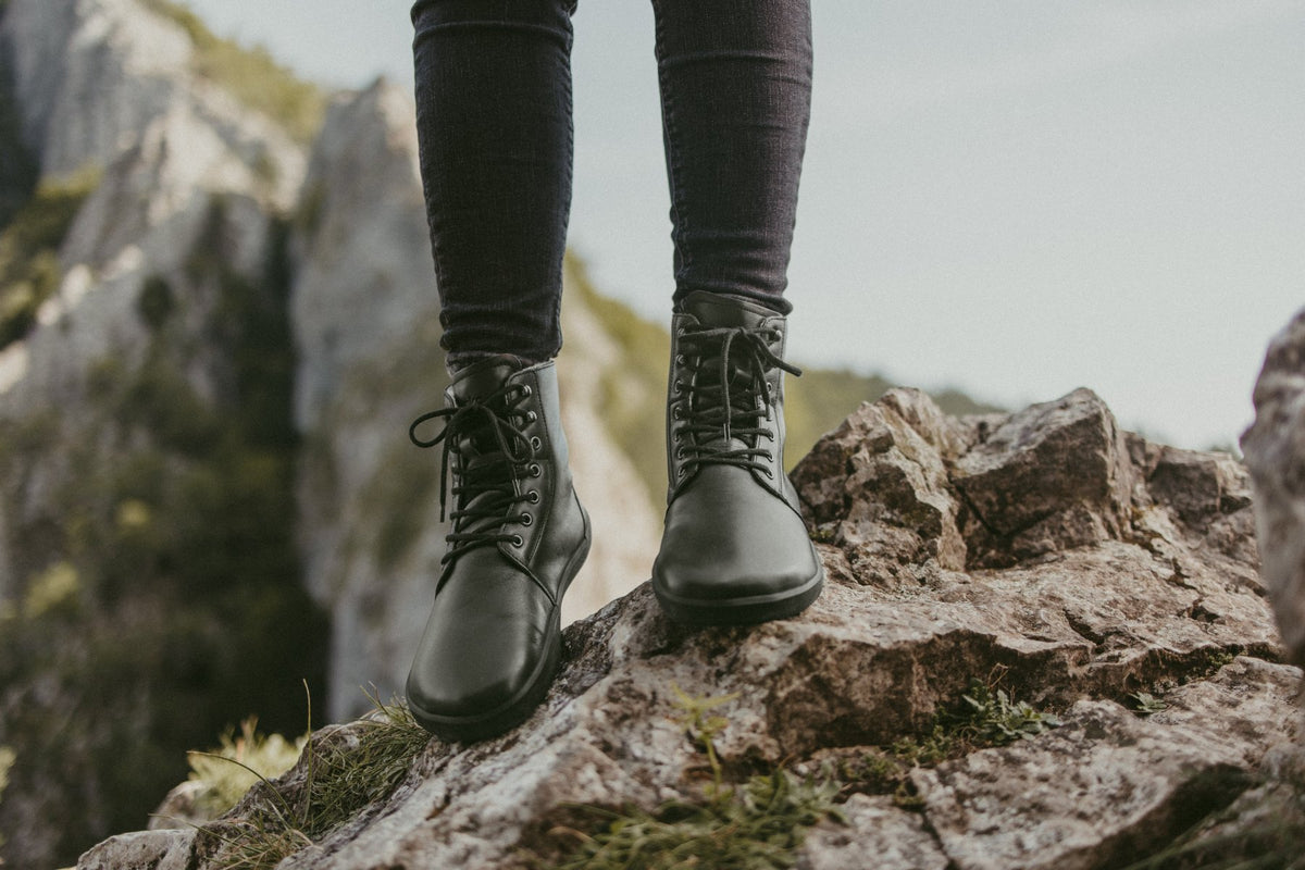 Barfußwinterschuh für Erwachsene am Fuß getragen, knöchelhoch, Schnürung, geschlossene Zehen, geschlossene Ferse,