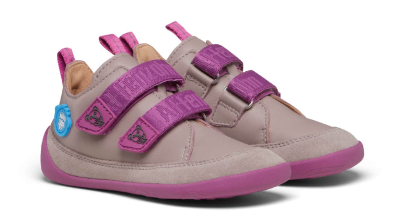 Kinder Barfußschuh mit geschlossener Zehenbox, breiter Vorderfußform und Klettverschlüssen, schräge Vorderansicht
