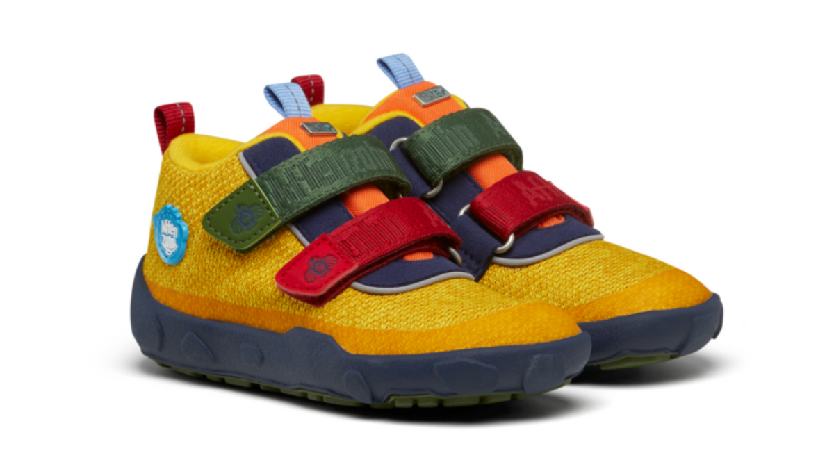Kinder Barfußschuhe mit geschlossener Zehenbox, breiter Vorderfußform und Klettverschlüssen, schräge Vorderansicht