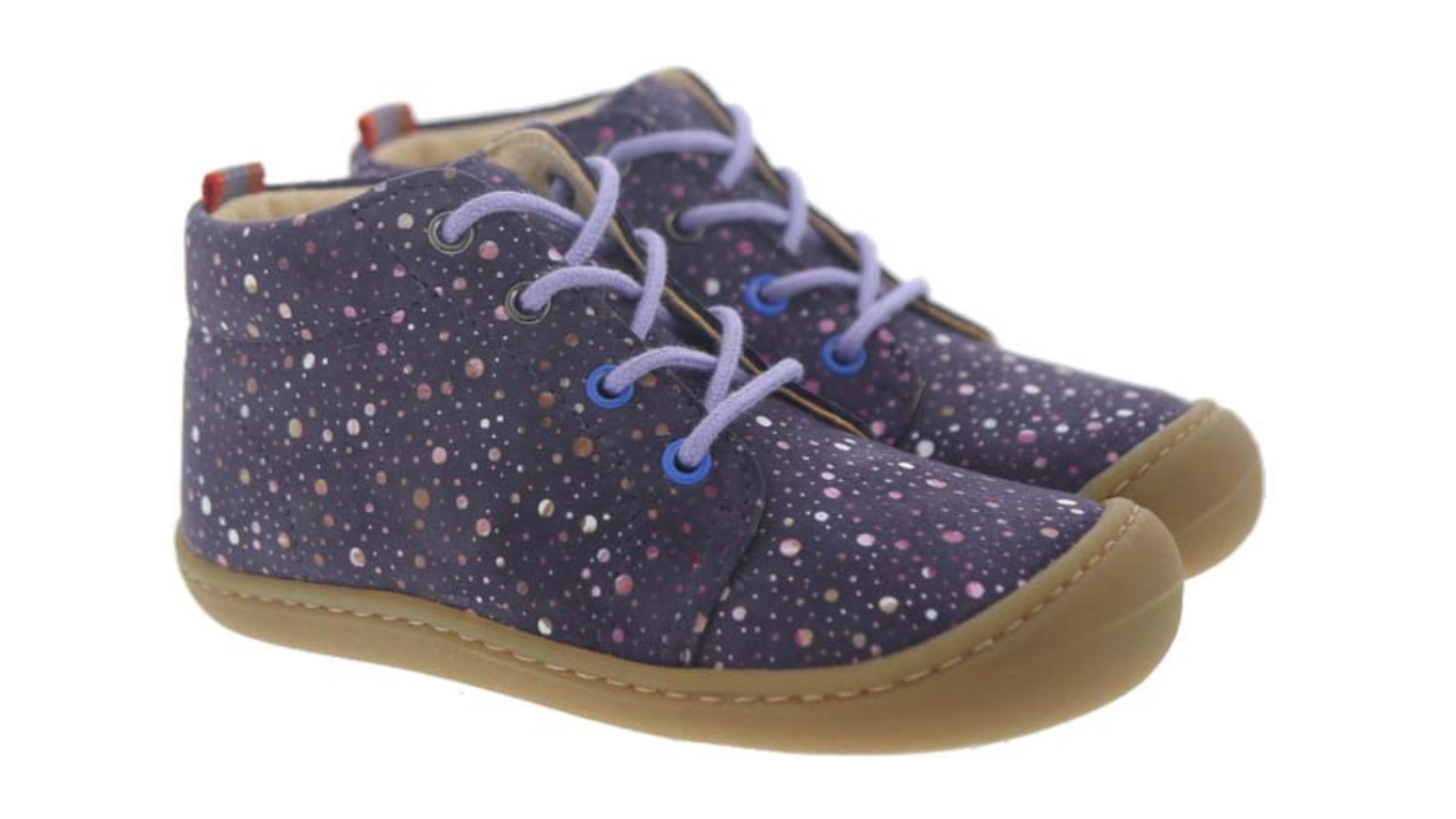 Barfußschuh für Kinder mit Schnürung, breiter Zehenbox und geschlossenem Fersenbereich als Paar, schräge Vorderansich