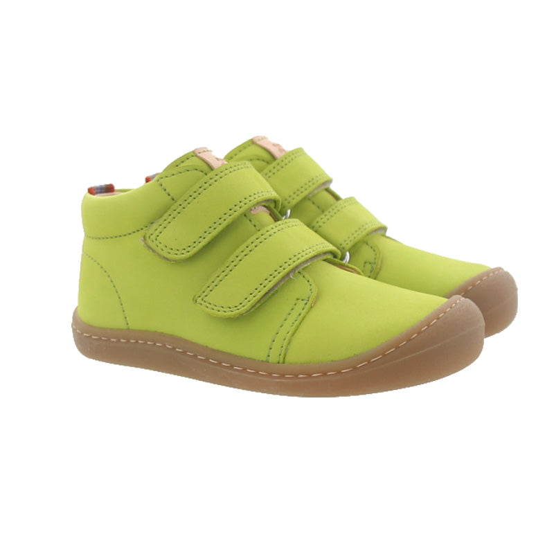 Barfußschuh für Kinder als Paar, geschlossene Zehen und geschlossener Fersenbereich, zwei Klettverschlüsse, flexible Sohle, Paar, schräge Vorderansicht