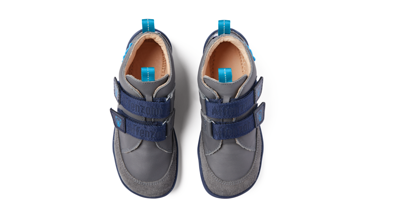 Kinder Barfußschuhe mit geschlossener Zehenbox und Klettverschlüssen, Draufsicht auf beide Schuhe