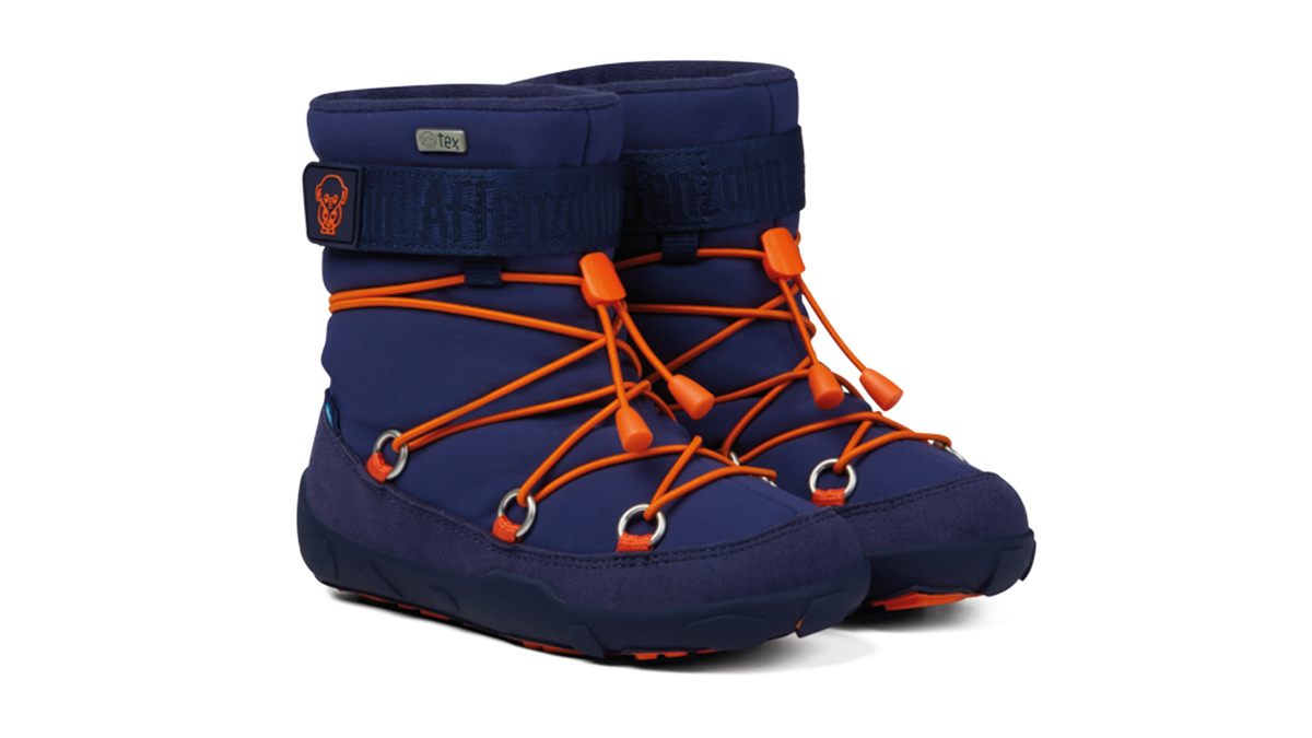 Kinder Barfußwinterstiefel mit geschlossener Zehenbox und hohem Schaft, schräge Vorderansicht