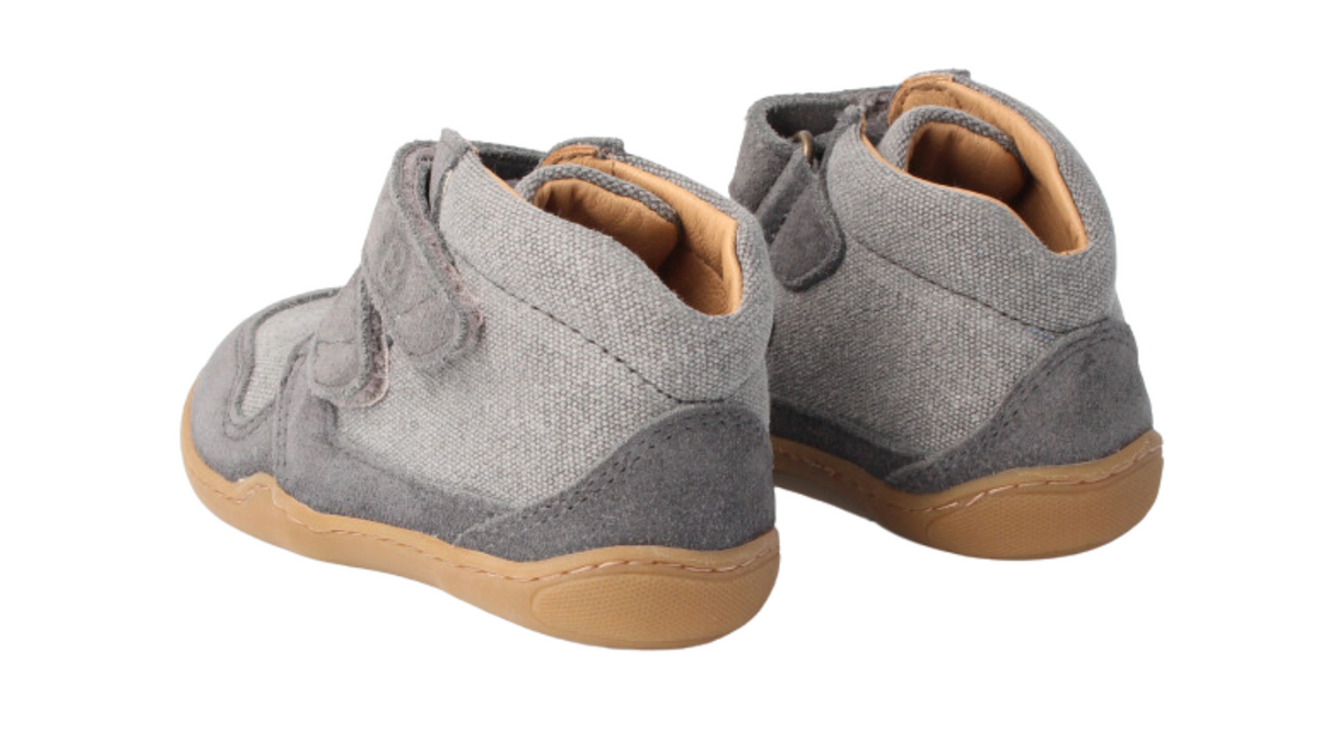 Knöchelhoher Barfußschuh für Erwachsene mit breiter Zehenbox, flexibler Sohle und Klettverschluss, geschlossener Zehenbereich und geschlossener Fersenbereich, Rückansicht als Paar.