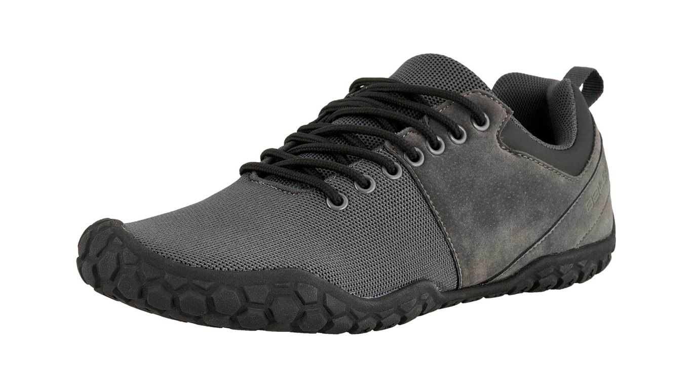 Barfußschuh, schräge Vorderansicht. Geschlossener Schuh mit Schnürung, breite Zehenbox, flexible flache Sohle.