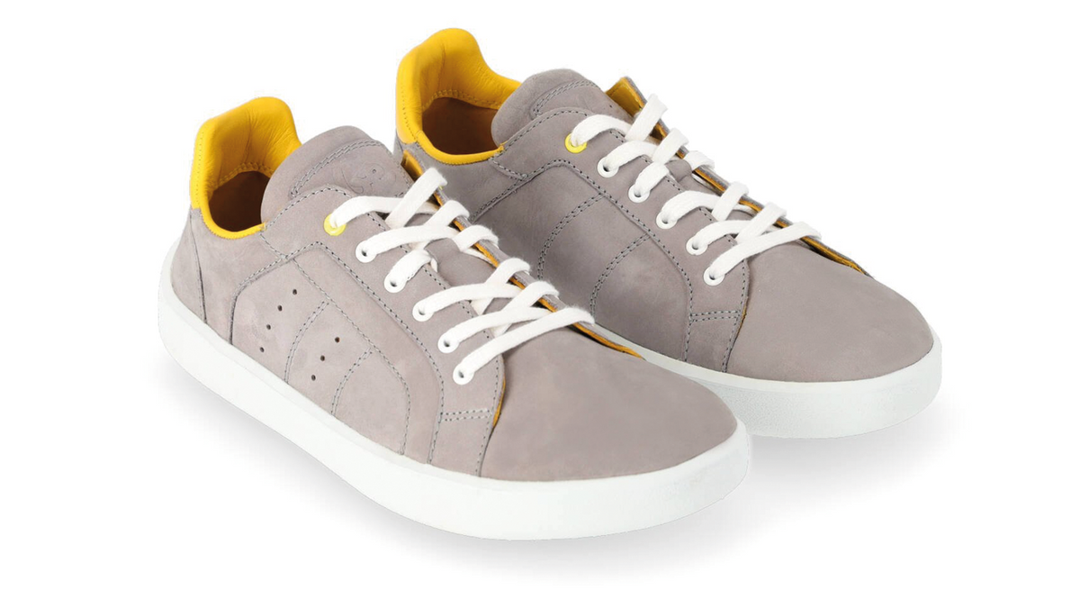 Barfußschuh für Erwachsene als Paar, Schnürung, geschlossener Zehenbereich, geschlossener Fersenbereich, schräge Vorderansicht