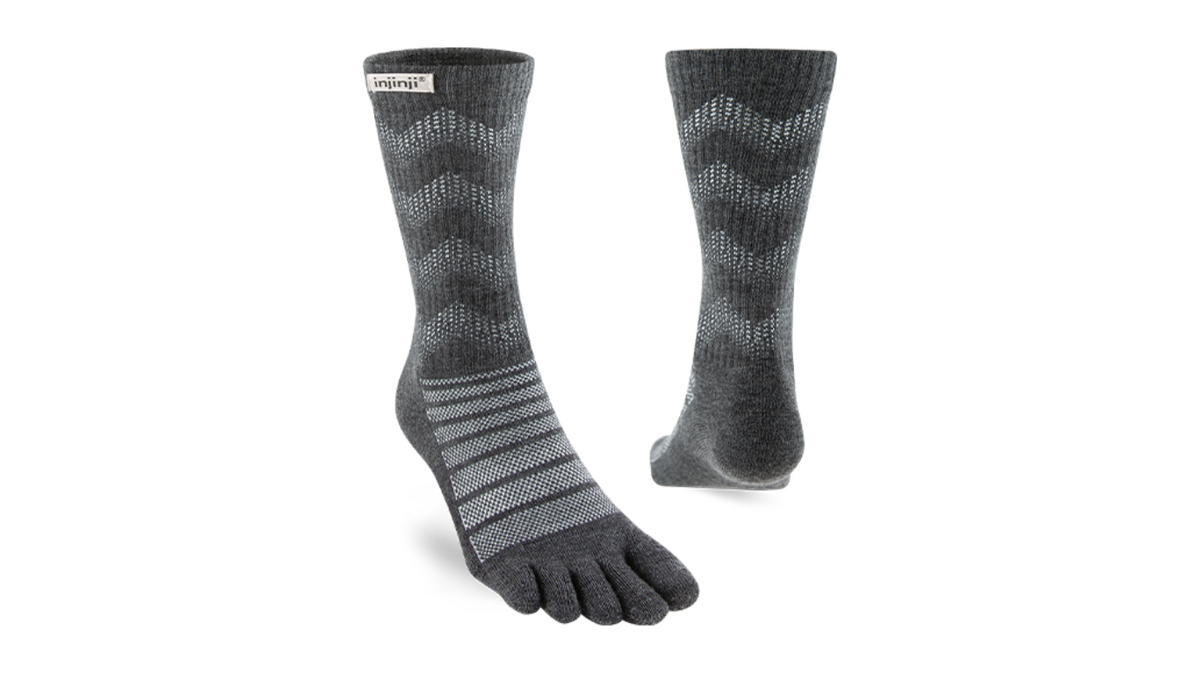 Zehensocken mit fünf separaten Zehenfächern und langem Schaft, elastisches Bündchen, gestrickte Struktur mit Streifen im Fußbereich, Paar in schräger Vorderansicht
