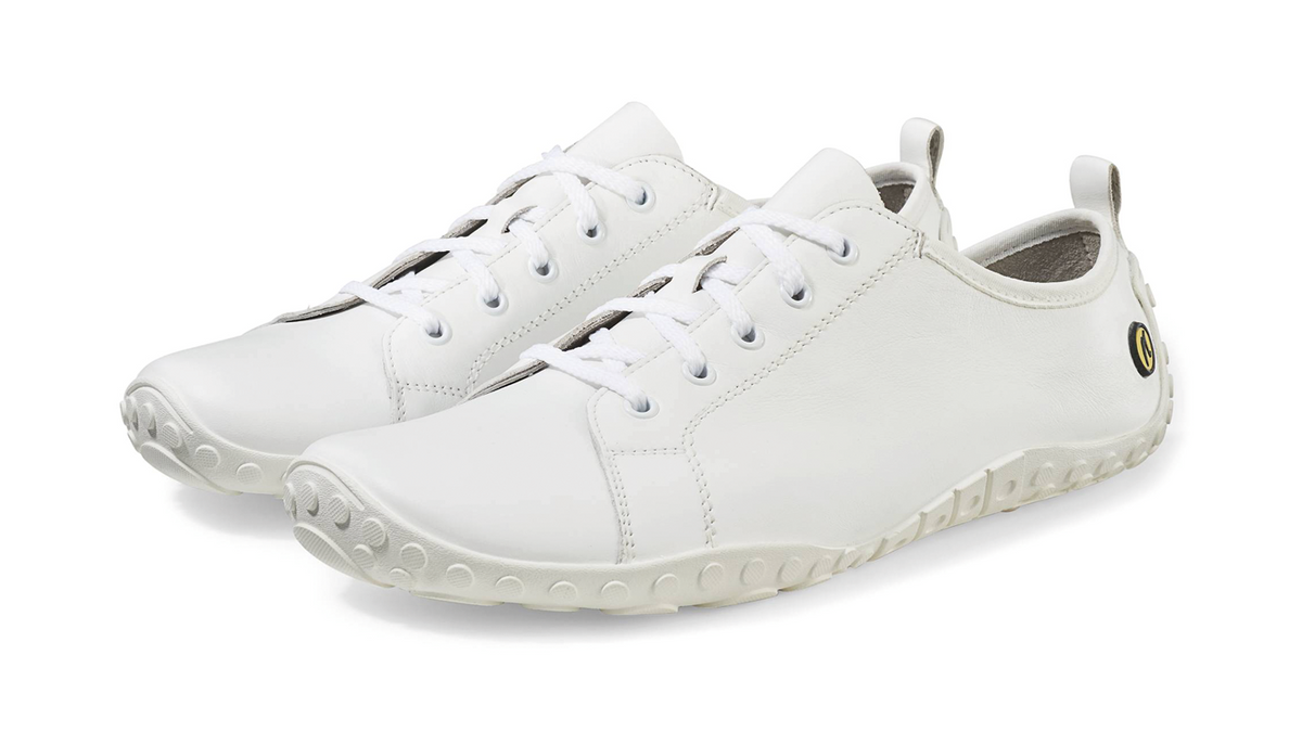 Barfußschuh mit Schnürsenkeln, geschlossener Zehenbox und geschlossenem Fersenbereich, flache flexible Sohle, schräge Vorderansicht als Paar