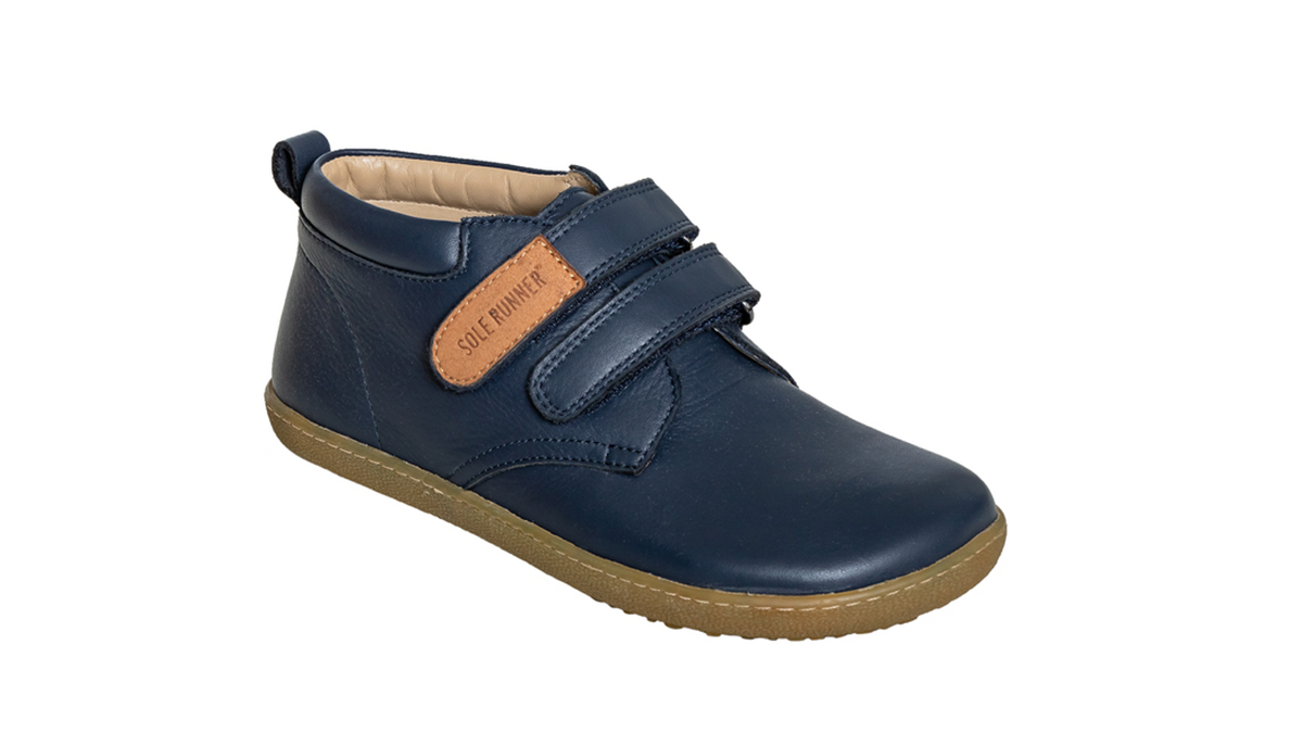 Kinder Barfußschuh, geschlossene Zehen und geschlossener Fersenbereich, zwei Klettverschlüsse, flexible Sohle, einzelner Schuh, schräge Vorderansicht