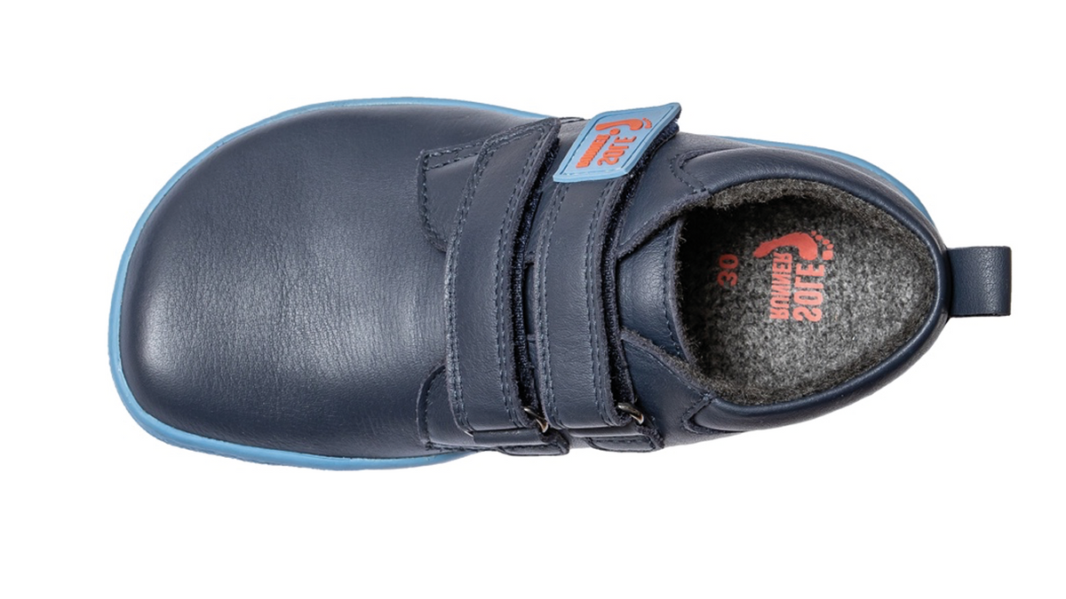 Kinder Barfußschuh, geschlossene Zehen und geschlossener Fersenbereich, zwei Klettverschlüsse, einzelner Schuh, Draufsicht