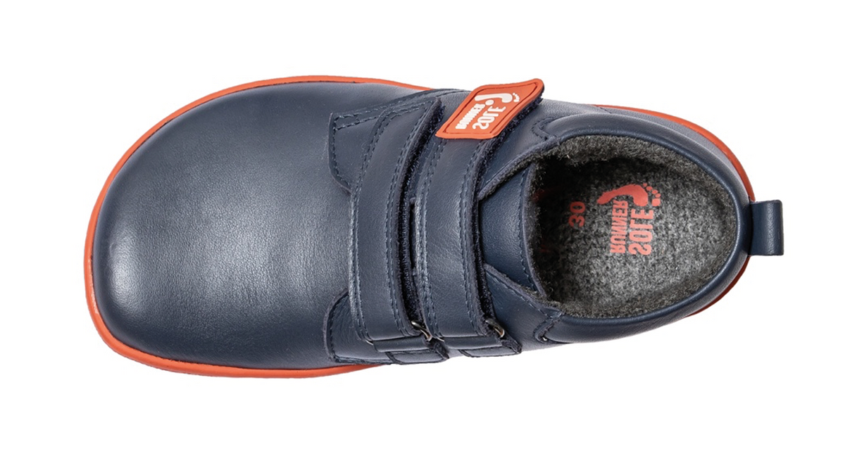 Kinder Barfußschuh, geschlossene Zehen und geschlossener Fersenbereich, zwei Klettverschlüsse, flexible Sohle, einzelner Schuh, Draufsicht