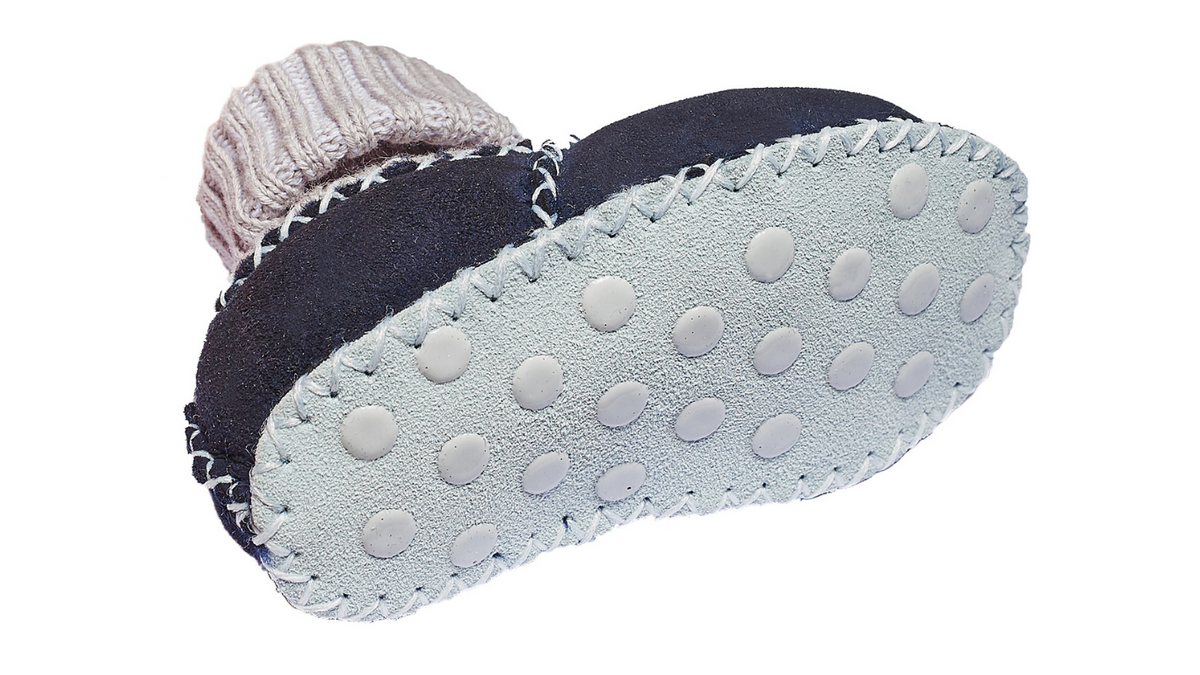 Barfußhausschuh mit hohem Schaft, geschlossene Zehen, rutschhemmende Noppen auf der Sohle, Ansicht von unten