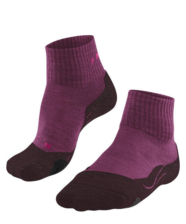 Trekking-Socke für Erwachsene, Paaransicht, mittelhoher Schaft, anatomische Form, verstärkter Zehen- und Fersenbereich, schräge Vorderansicht