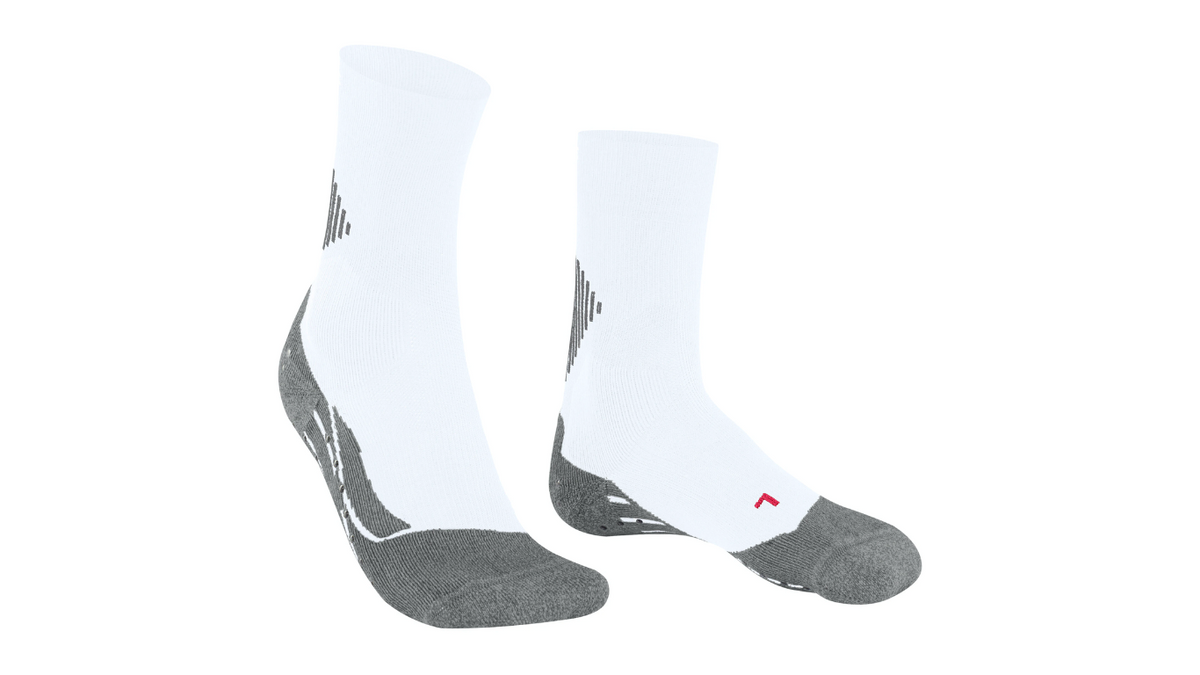 Laufsocke für Erwachsene, Paaransicht, mittelhoher Schaft, anatomische Fußform, verstärkter Zehen- und Fersenbereich, schräge Vorderansicht