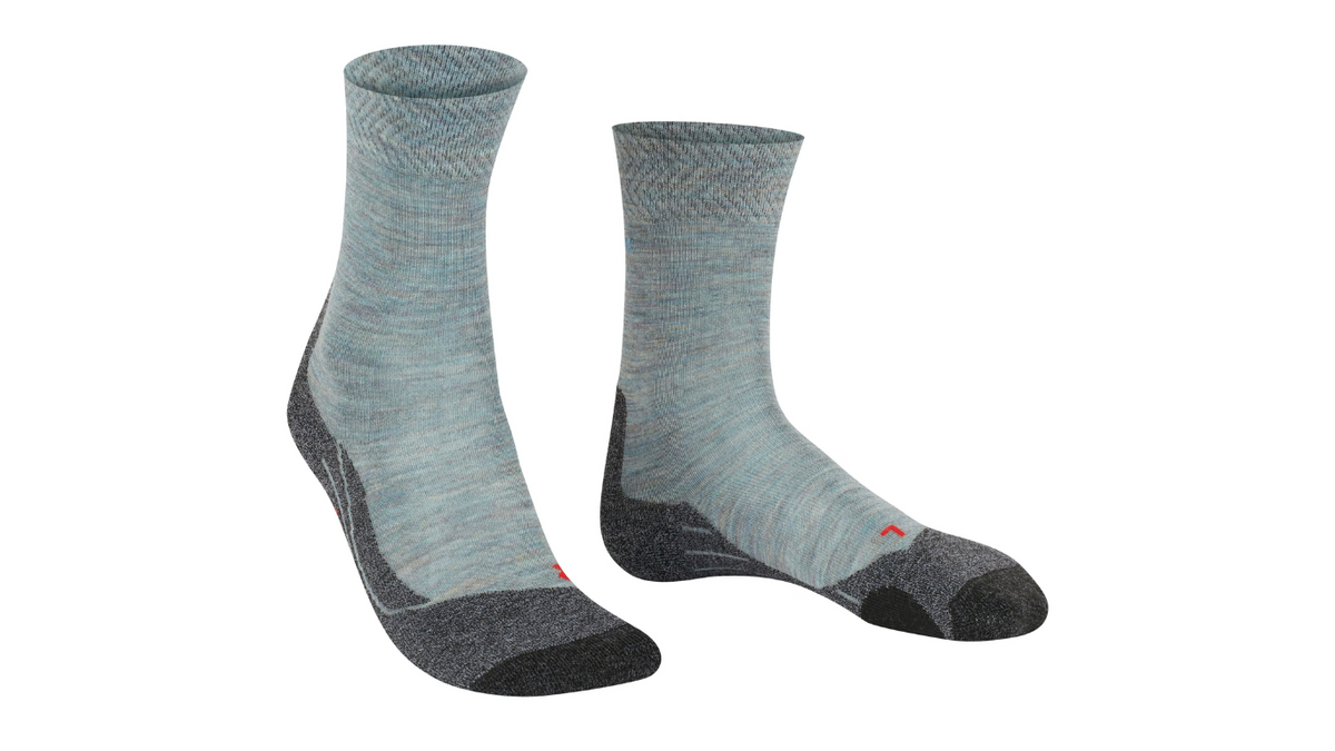 Trekking-Socke für Erwachsene, Paaransicht, mittelhoher Schaft, anatomische Fußform, verstärkte Zonen im Vorfuß, schräge Vorderansicht