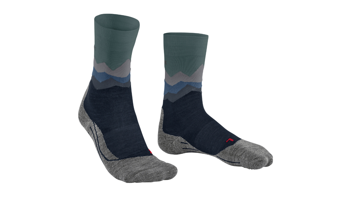 Trekking-Socke für Erwachsene, Paaransicht, mittelhoher Schaft, anatomische Form, verstärkter Zehen- und Fersenbereich, schräge Vorderansicht