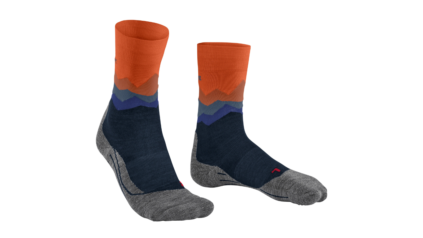 Trekking-Socke für Erwachsene, Paaransicht, mittelhoher Schaft, anatomische Form, verstärkter Zehen- und Fersenbereich, schräge Vorderansicht