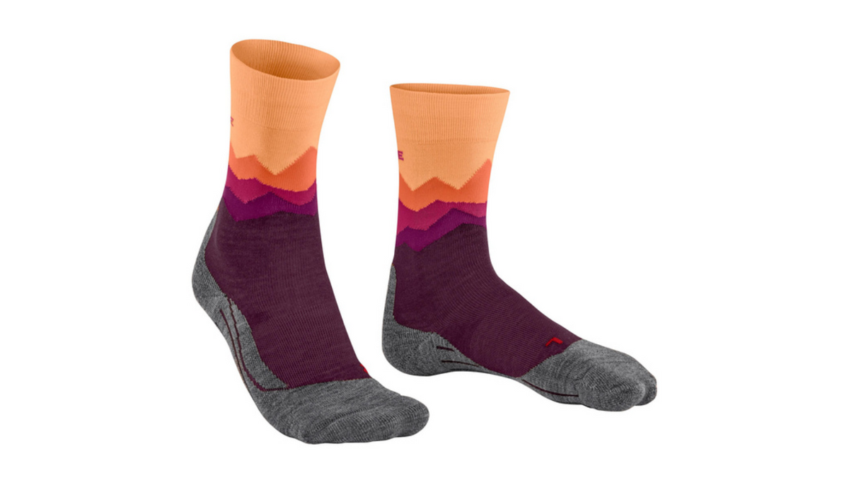 Laufsocke für Erwachsene, Paaransicht, mittelhoher Schaft, anatomische Fußform, schräge Vorderansicht