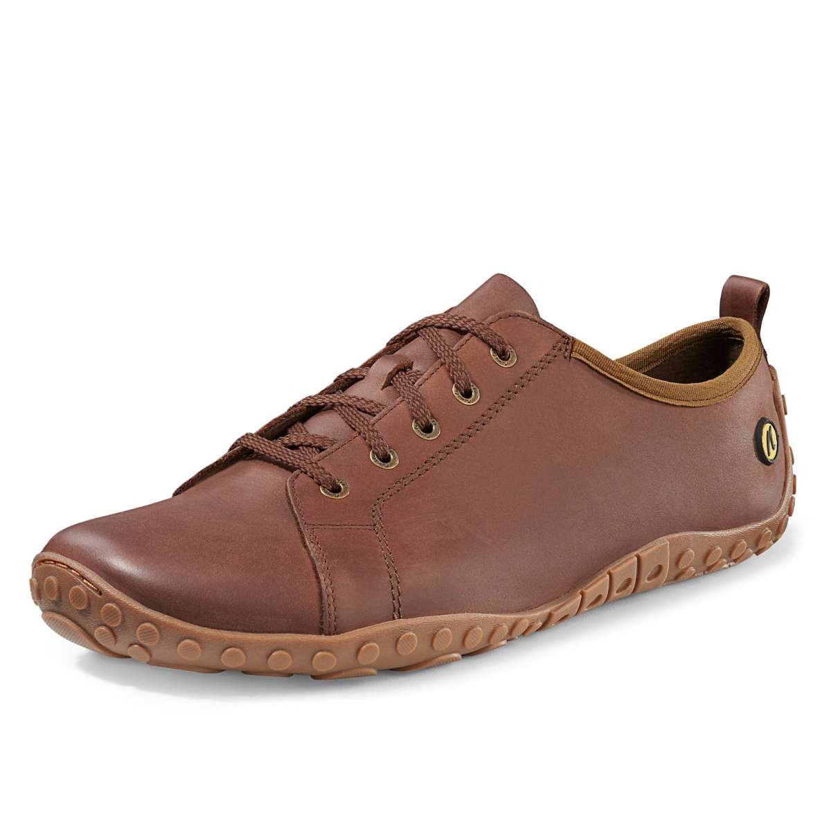 Barfußschuh mit Schnürsenkeln, geschlossener Zehenbox und geschlossenem Fersenbereich, flache flexible Sohle, schräge Vorderansicht