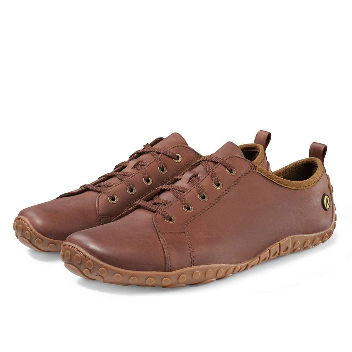 Barfußschuh mit Schnürsenkeln, geschlossener Zehenbox und geschlossenem Fersenbereich, flache flexible Sohle, schräge Vorderansicht als Paar