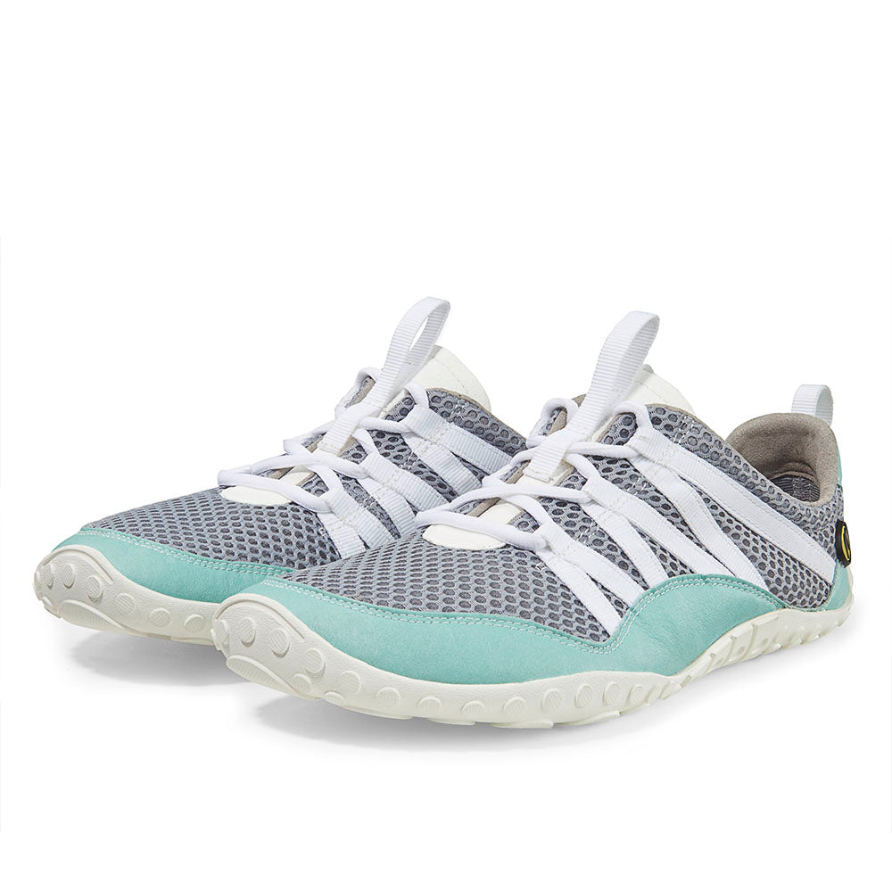 Barfußschuh mit Schnürsenkeln, geschlossener Zehenbox und geschlossenem Fersenbereich, flexible profilierte Sohle, schräge Vorderansicht als Paar
