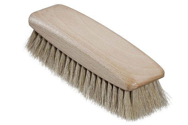 Schuhbürste mit Holzgriff und hellem Borstenfeld, schräge Vorderansicht