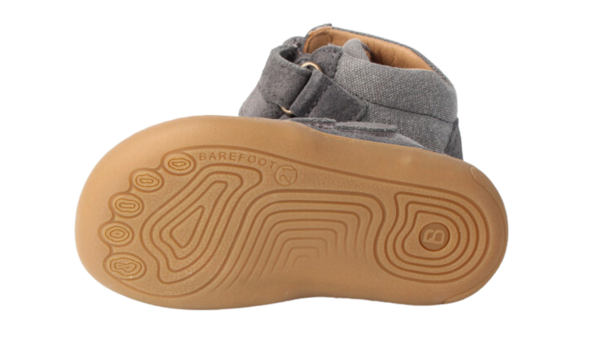 Knöchelhoher Barfußschuh für Erwachsene mit flexibler Sohle und geschlossener Sohle, Ansicht von unten.