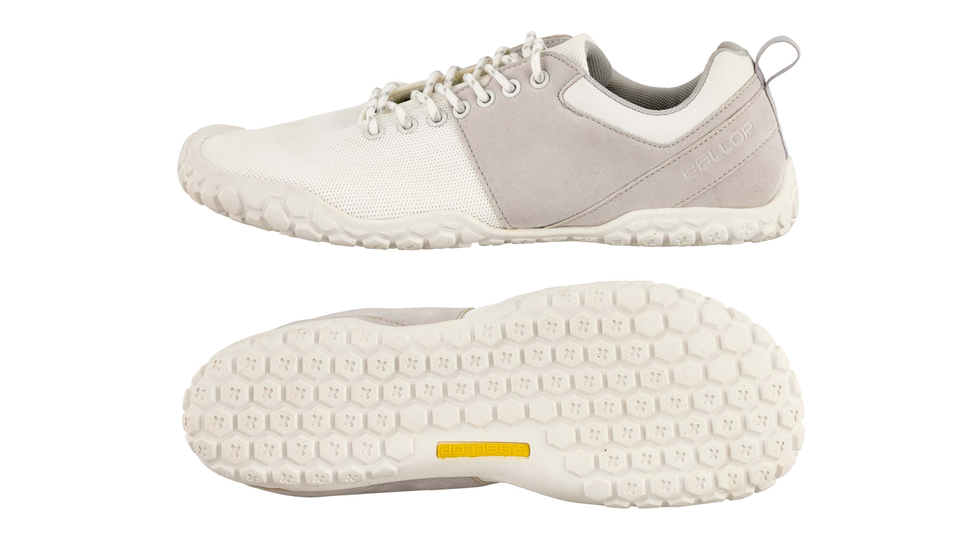 Barfußschuh, Seitenansicht innen und Ansicht von unten. Geschlossener Schuh mit Schnürung, flexible flache Sohle mit Profil.