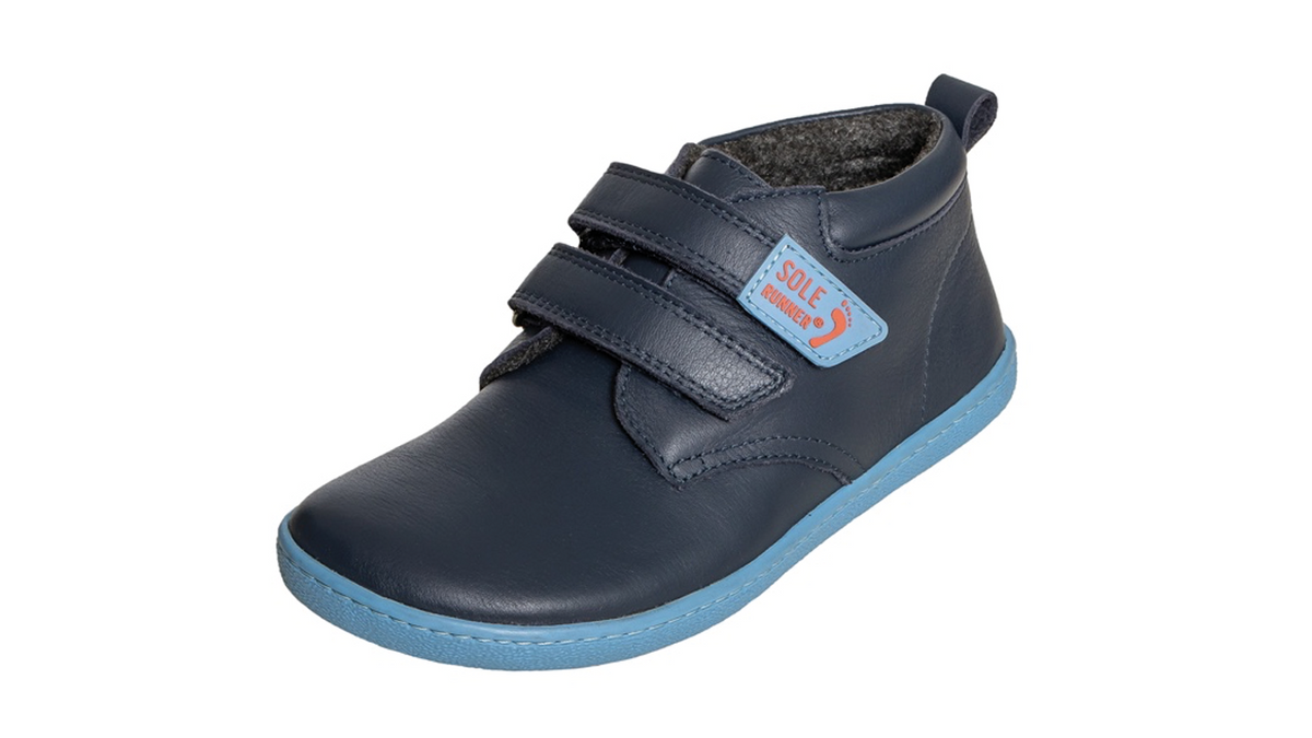 Kinder Barfußschuh, geschlossene Zehen und geschlossener Fersenbereich, zwei Klettverschlüsse, flexible Sohle, einzelner Schuh, schräge Vorderansicht