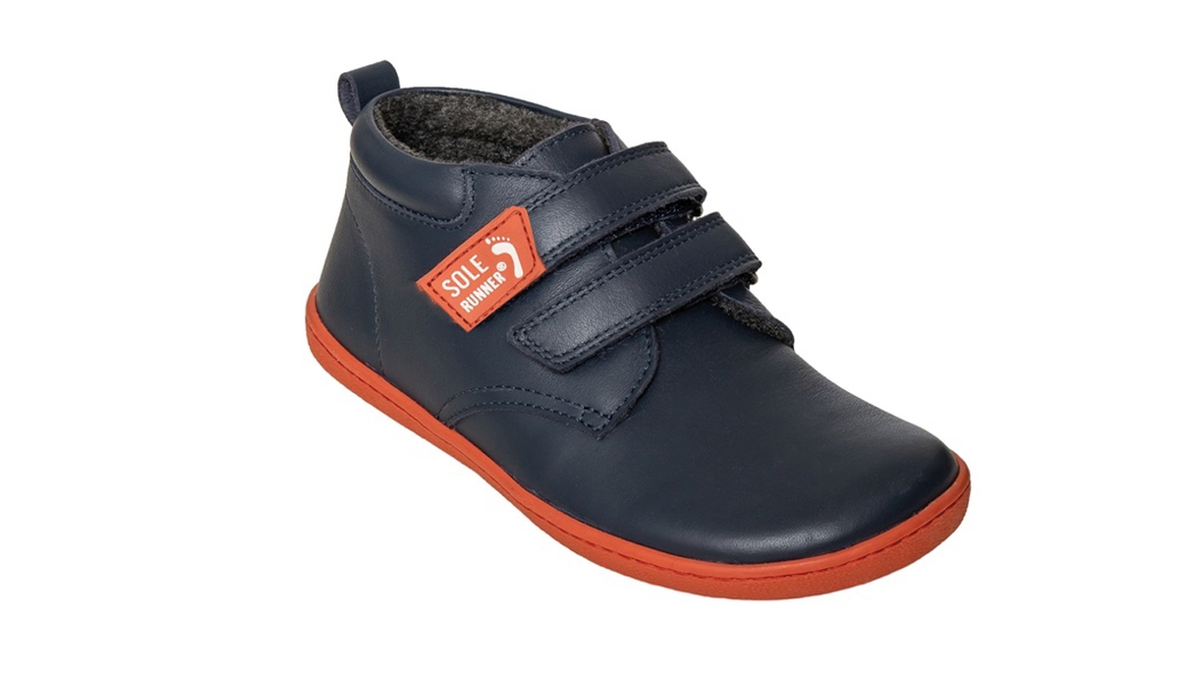 Kinder Barfußschuh, geschlossene Zehen und geschlossener Fersenbereich, zwei Klettverschlüsse, flexible Sohle, einzelner Schuh, schräge Vorderansicht