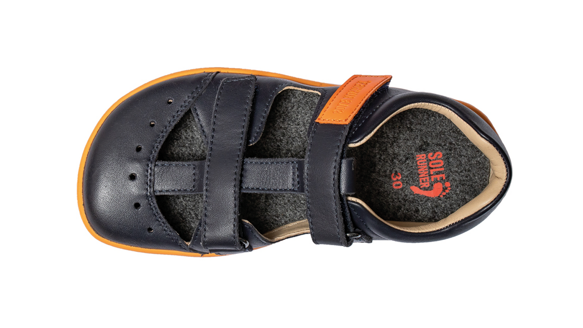 Kinder Barfußsandale, geschlossene Zehen und geschlossener Fersenbereich, zwei Klettverschlüsse und Riemen, flexible Sohle, einzelner Schuh, Draufsicht