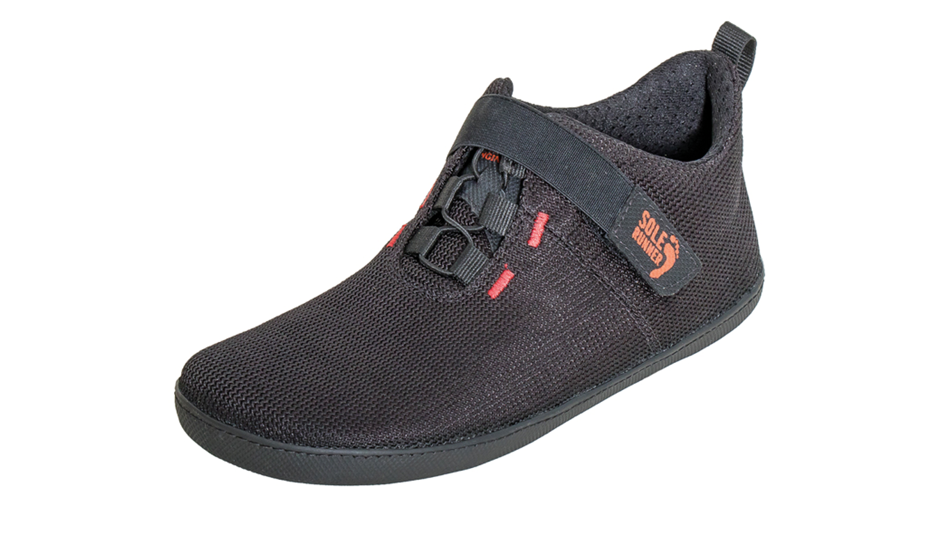 Barfußschuh, geschlossene Zehen und geschlossener Fersenbereich, Klettverschluss, flexible Sohle, einzelner Schuh, schräge Vorderansicht