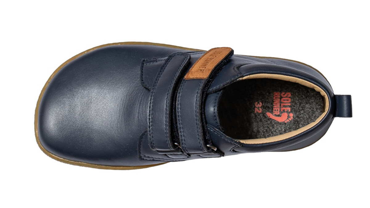 Kinder Barfußschuh, geschlossene Zehen und geschlossener Fersenbereich, zwei Klettverschlüsse, flexible Sohle, einzelner Schuh, Draufsicht
