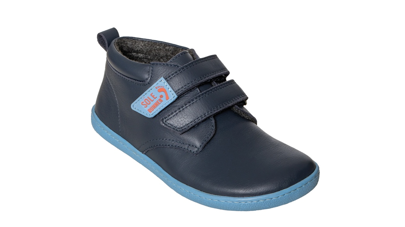 Kinder Barfußschuh, geschlossene Zehen und geschlossener Fersenbereich, zwei Klettverschlüsse, flexible Sohle, einzelner Schuh, schräge Vorderansicht