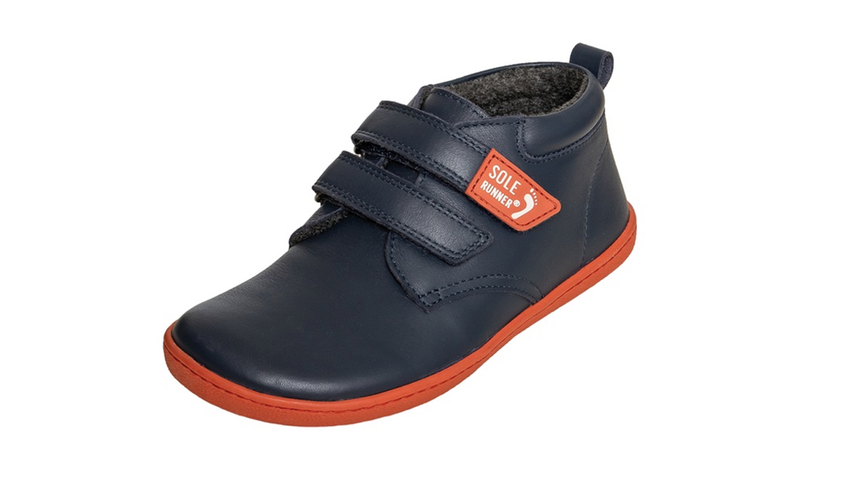 Kinder Barfußschuh, geschlossene Zehen und geschlossener Fersenbereich, zwei Klettverschlüsse, flexible Sohle, einzelner Schuh, schräge Vorderansicht