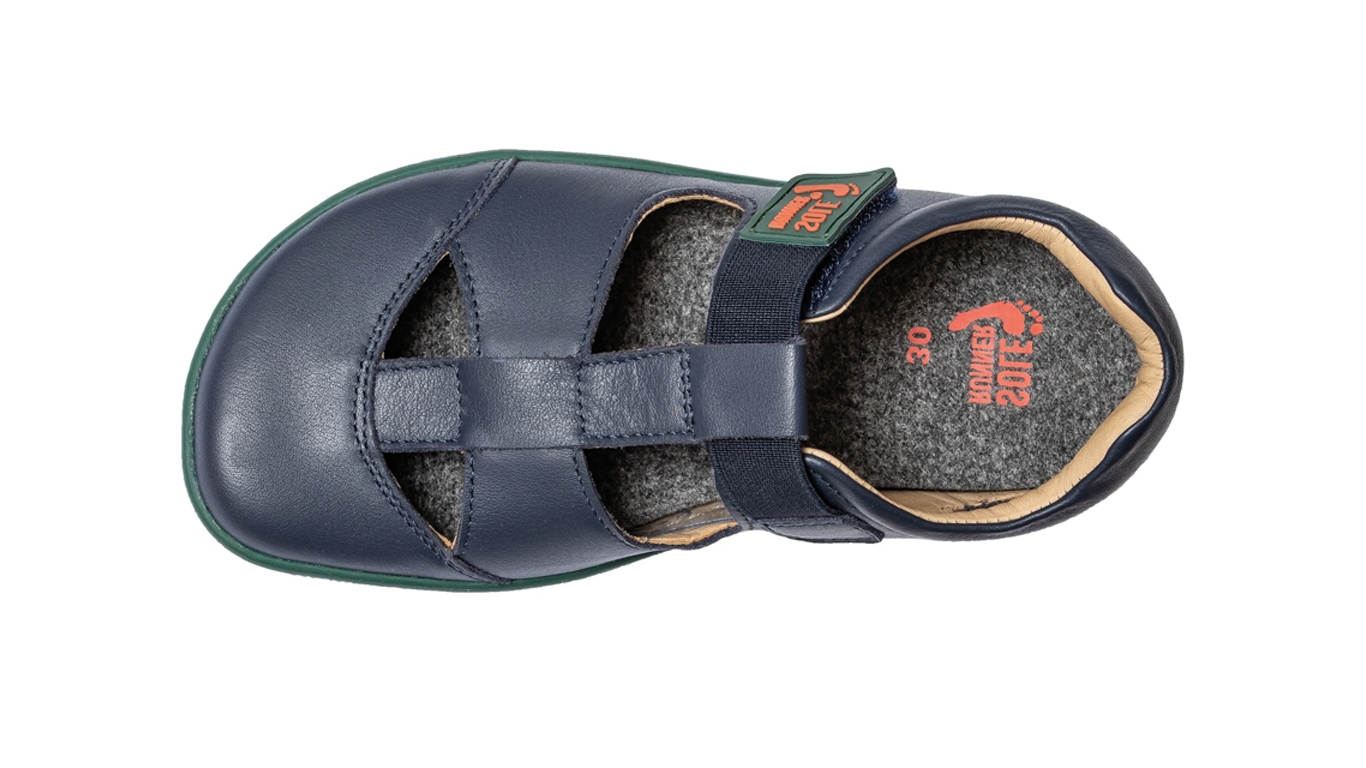 Kinder Barfußsandale, geschlossene Zehen und geschlossener Fersenbereich, zwei Klettverschlüsse und Riemen, flexible Sohle, einzelner Schuh, Draufsicht