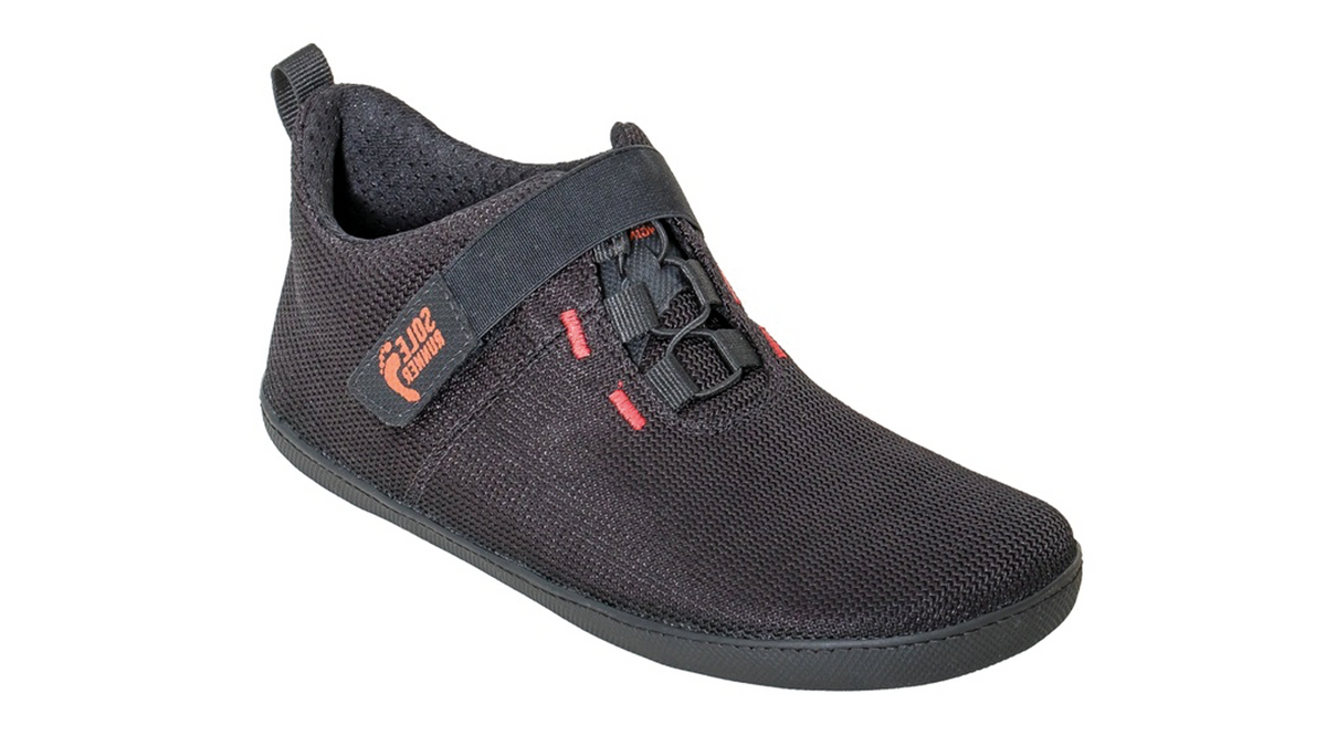 Barfußschuh, geschlossene Zehen und geschlossener Fersenbereich, Klettverschluss, flexible Sohle, einzelner Schuh, schräge Vorderansicht