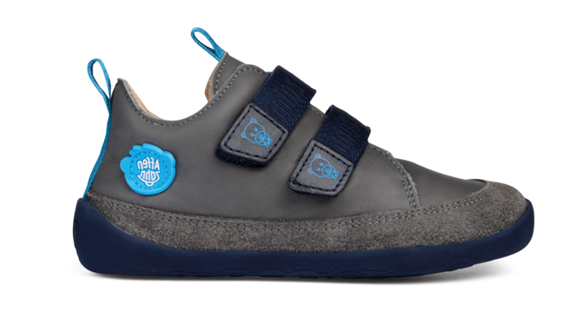 Kinder Barfußschuh mit geschlossener Zehenbox, breiter Vorderfußform und Klettverschlüssen, Seitenansicht außen