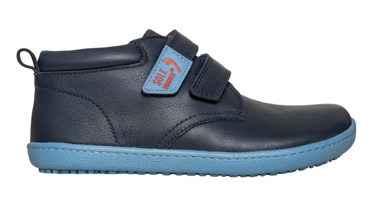Kinder Barfußschuh, geschlossene Zehen und geschlossener Fersenbereich, zwei Klettverschlüsse, flexible Sohle, einzelner Schuh, Seitenansicht außen