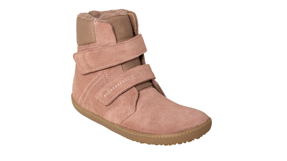 Barfußwinterstiefel für Kinder mit breiter Zehenbox, zwei Klettverschlüssen und geschlossenem Schaft, schräge Vorderansicht