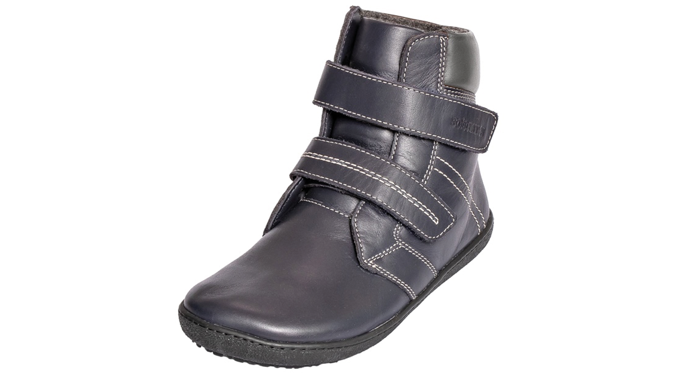 Barfußwinterstiefel für Kinder mit breiter Zehenbox, Klettverschluss und geschlossenem Fersenbereich, schräge Vorderansicht