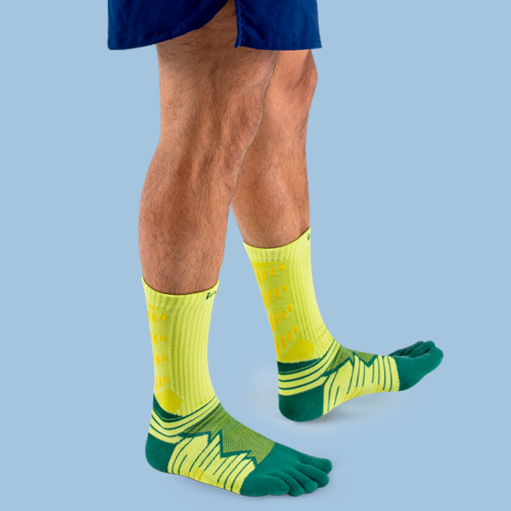 Zehensocken mit fünf separaten Zehenfächern und langem Schaft am Fuß getragen, elastisches Bündchen, gestrickte Struktur im Fußbereich, Seitenansicht außen