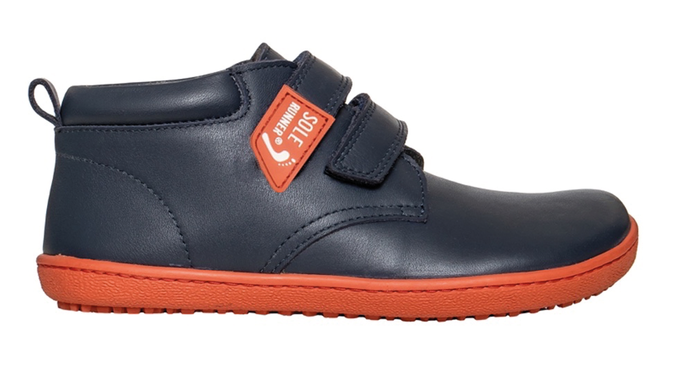 Kinder Barfußschuh, geschlossene Zehen und geschlossener Fersenbereich, zwei Klettverschlüsse, flexible Sohle, einzelner Schuh, Seitenansicht